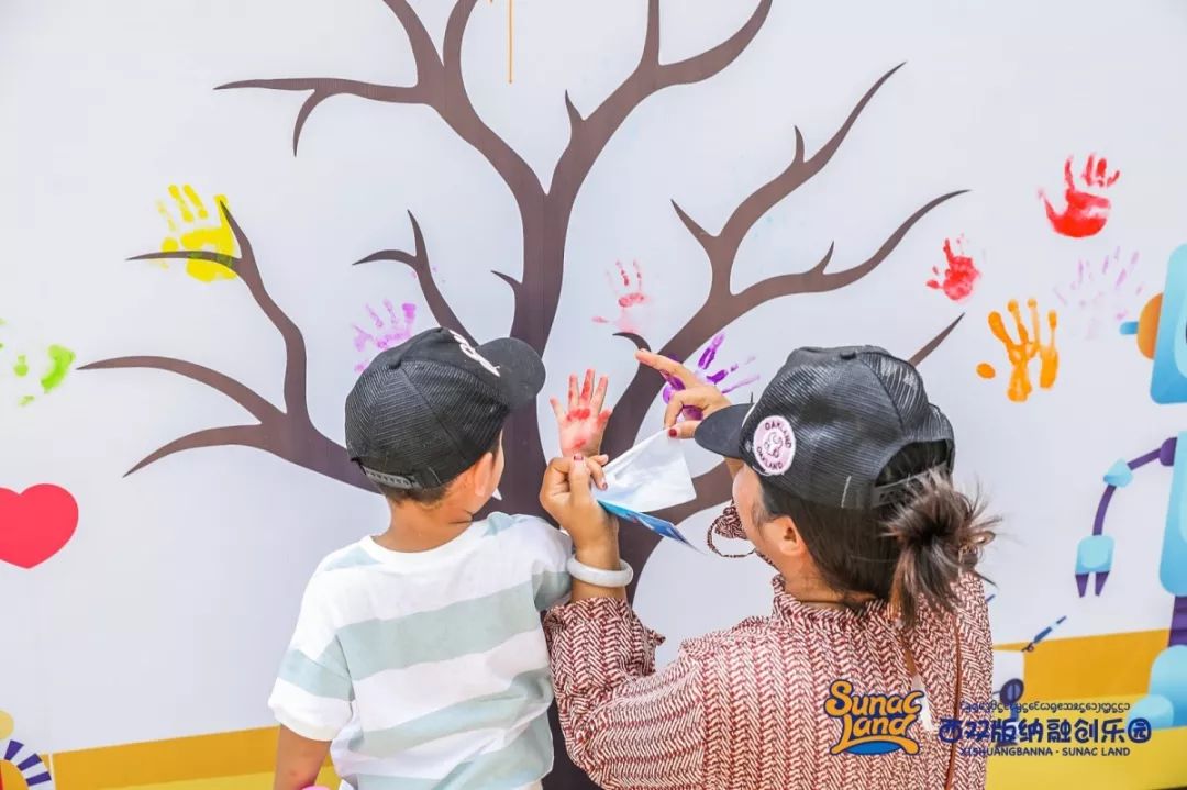 亲子签到打卡墙一起来看看今天他们都是怎么玩的吧当然是要去园子里过