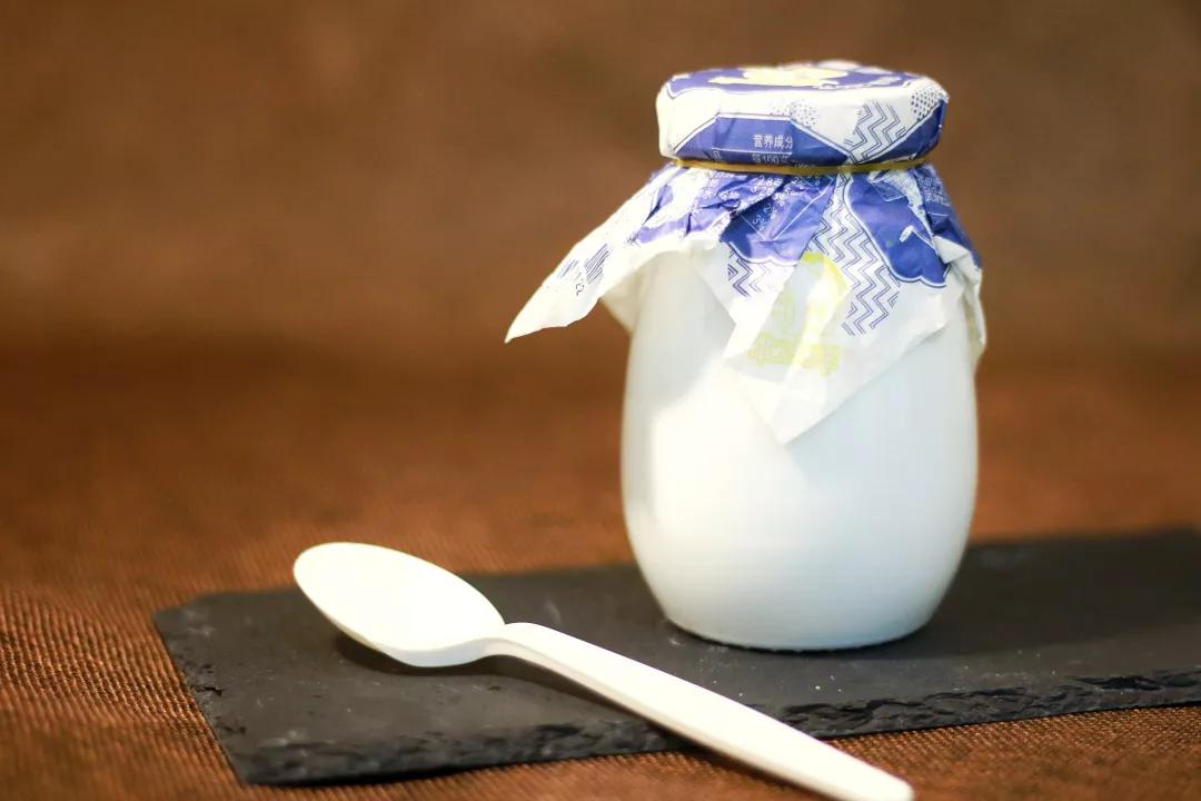 从小就喜欢喝的北冰洋老酸奶,是装在矮墩墩的白瓷罐里的,封口上蓝白色