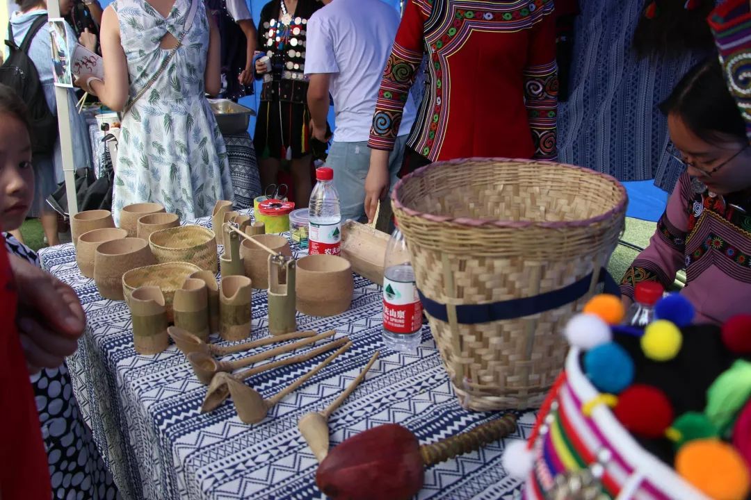 除了人美,哈尼族的活动也丰富有趣:竹竿舞,打陀螺,芭蕉心,竹编制品