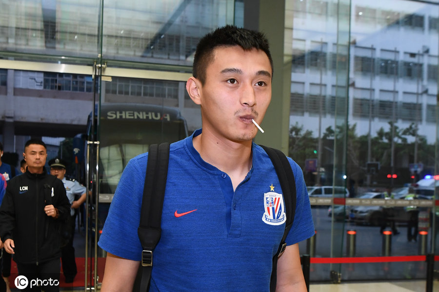 上海绿地申花将帅抵达球场 蓝血人气势十足展现信心