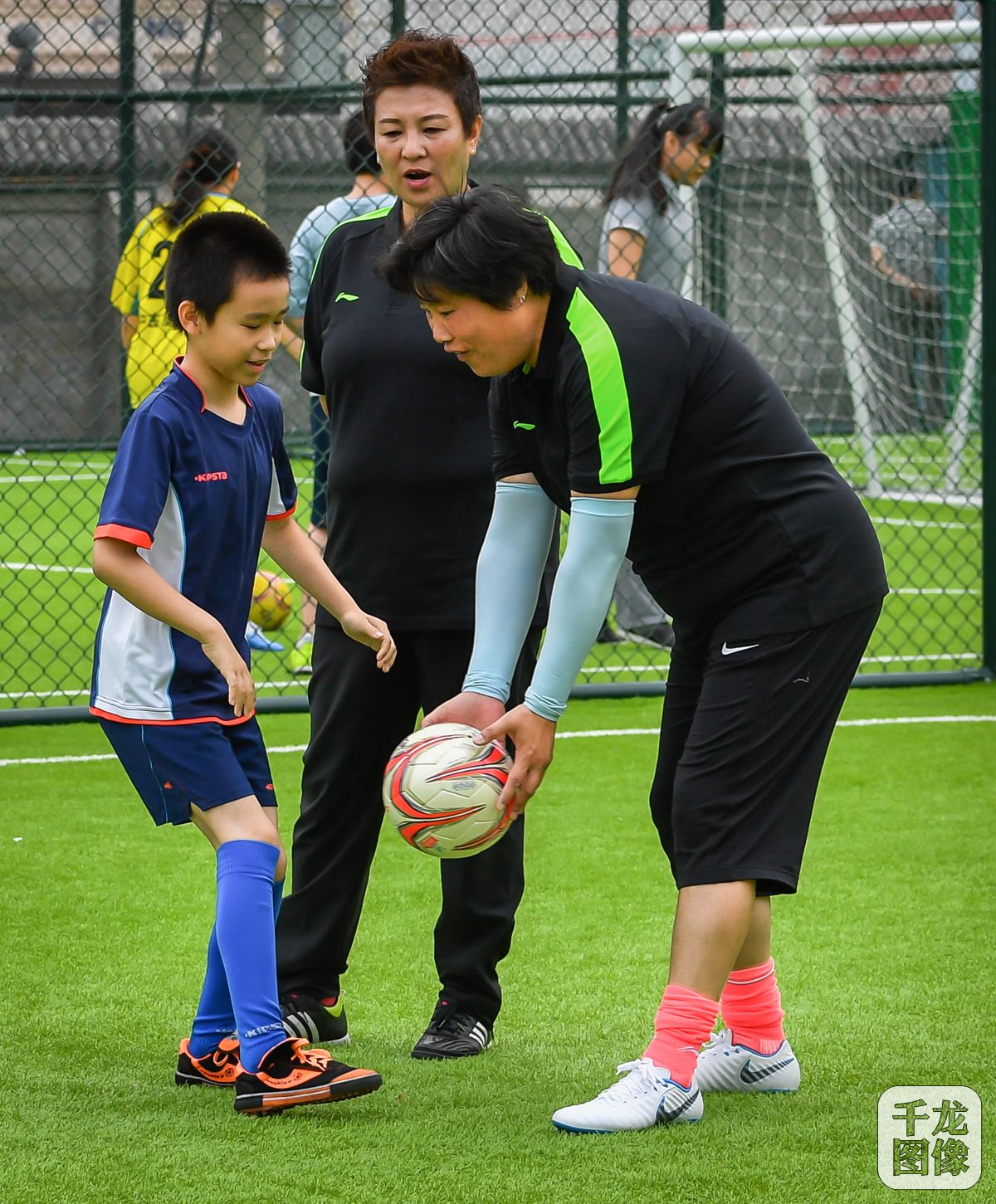 破繭成蝶的背後11歲的張琳豔被江油女足選送到廣州恒大皇馬足球學校