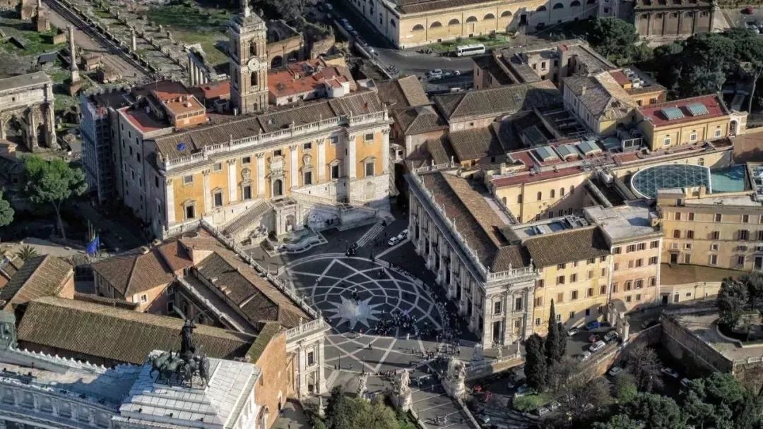 为了反抗"袒护强奸犯的堕胎法",gucci将子宫绣在古罗马复古长裙之上为