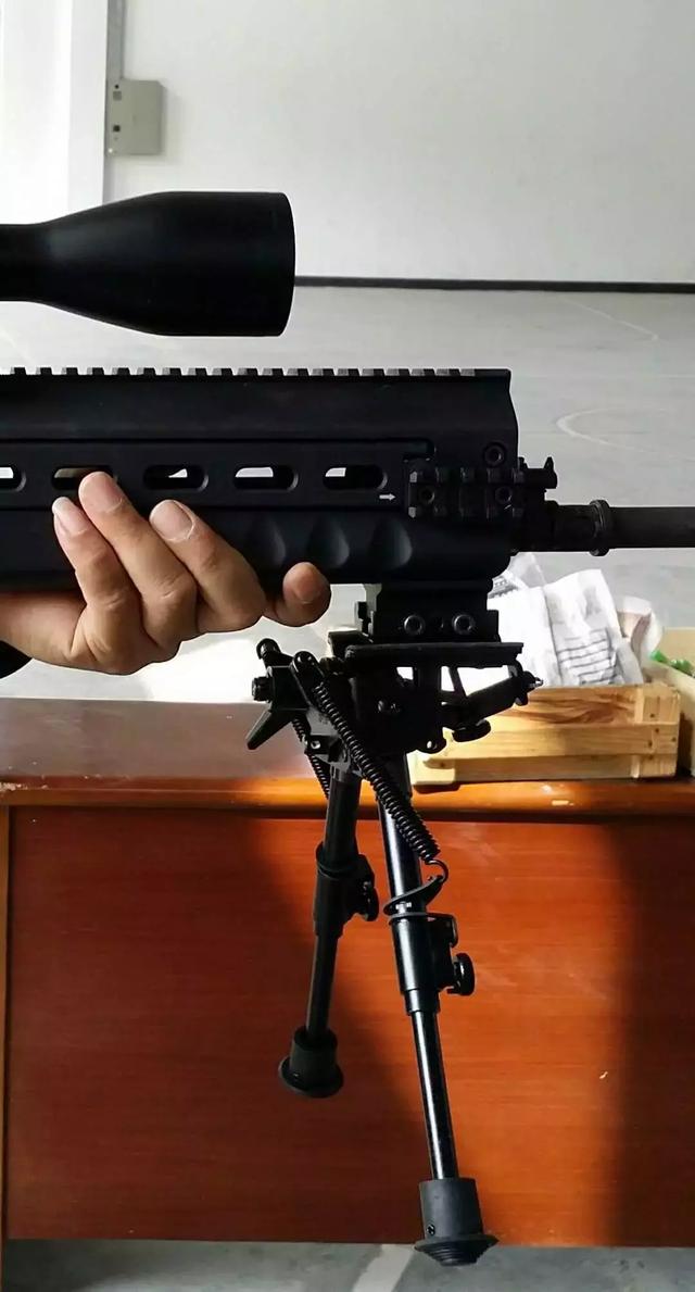 就是枪镜不一体,基本维护保养都需要卸镜,但每次重新安装瞄具都得校枪