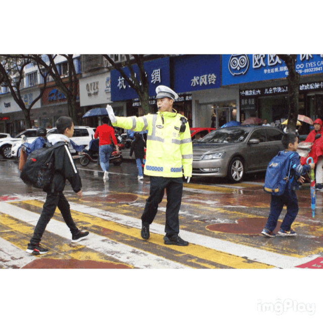 妈妈您放心上学路上有交警蜀黍陪着我