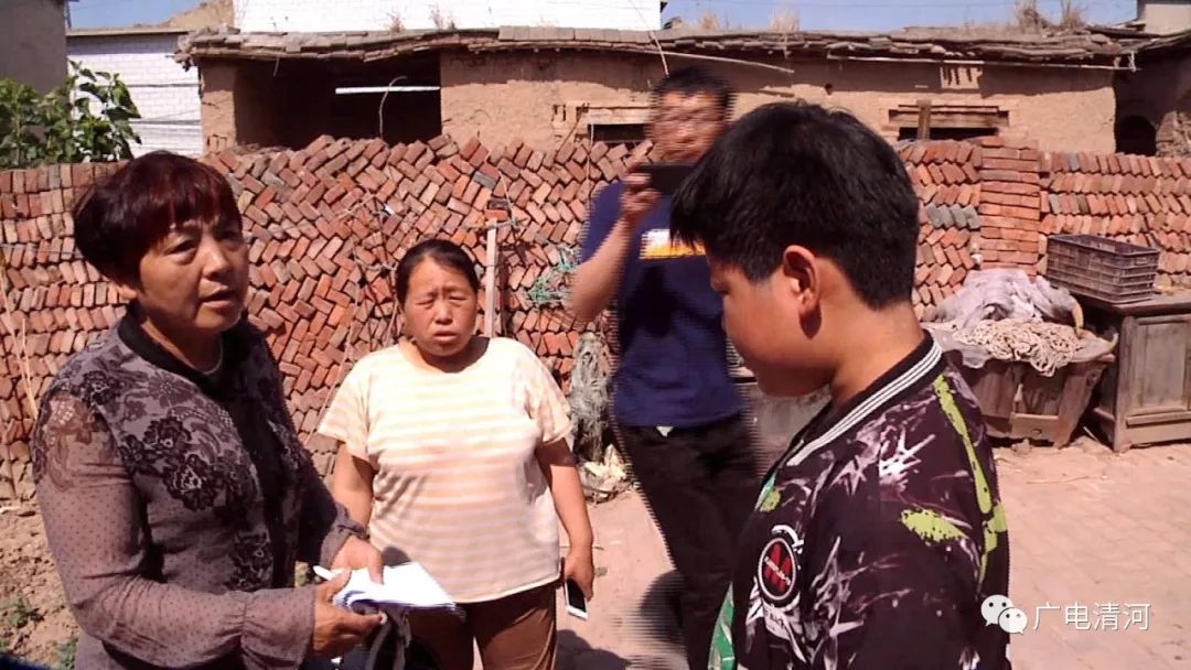 "先进工作者侯凤改到连庄镇李豆坞村为一名特困孤儿送去2000元助学金