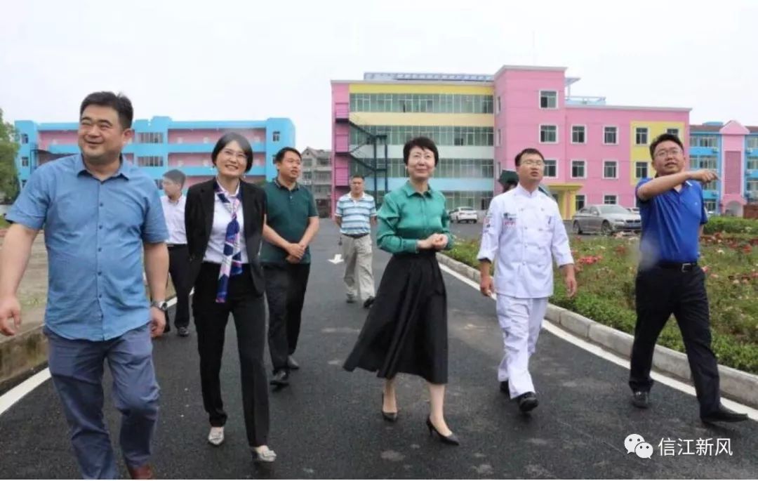 徐云在参观指导王森魔法烘焙学校时指出在全国唱响鹰潭烘焙品牌