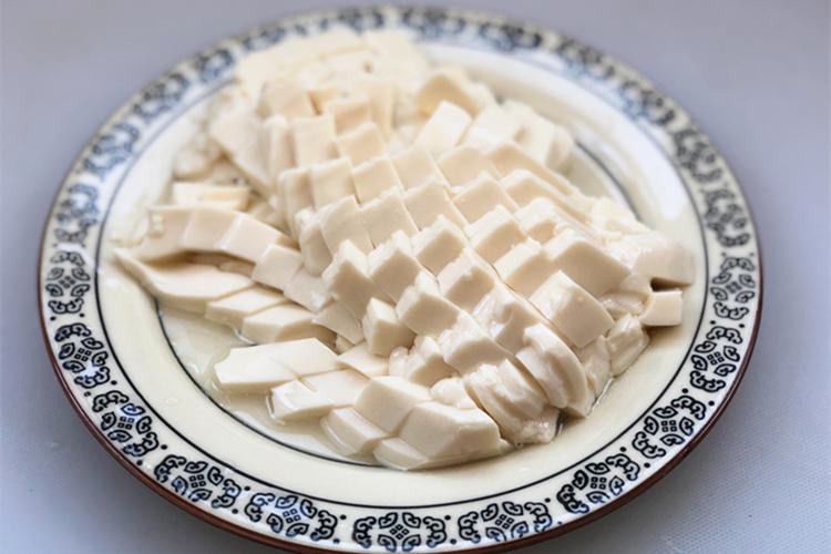 怎么做:内脂豆腐200克, 虾仁100克 ,蟹味菇50克 ,白玉菇50克, 口蘑3个