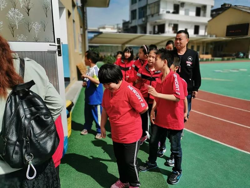 我们来到了黄岩启智学校,和尚音琴行的老师一起来给启智学校的90多位"