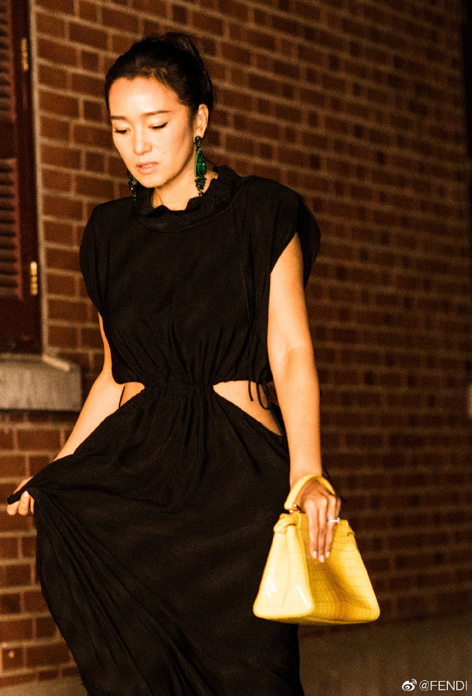 演员巩俐出席fendi时装秀举手投足间彰显优雅从容