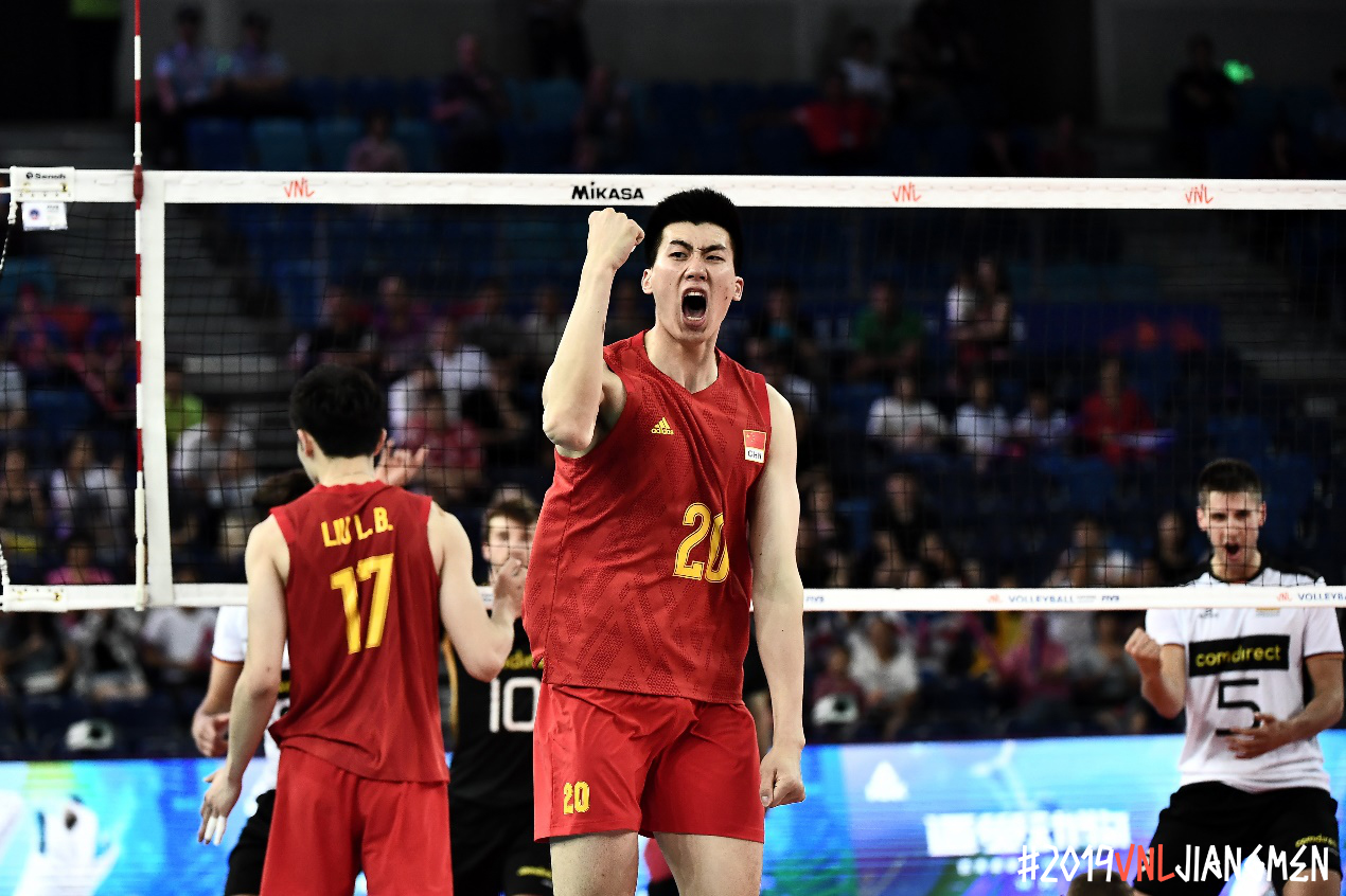 中国男排险上演惊天大逆转精彩对决让侨乡观众大呼过瘾