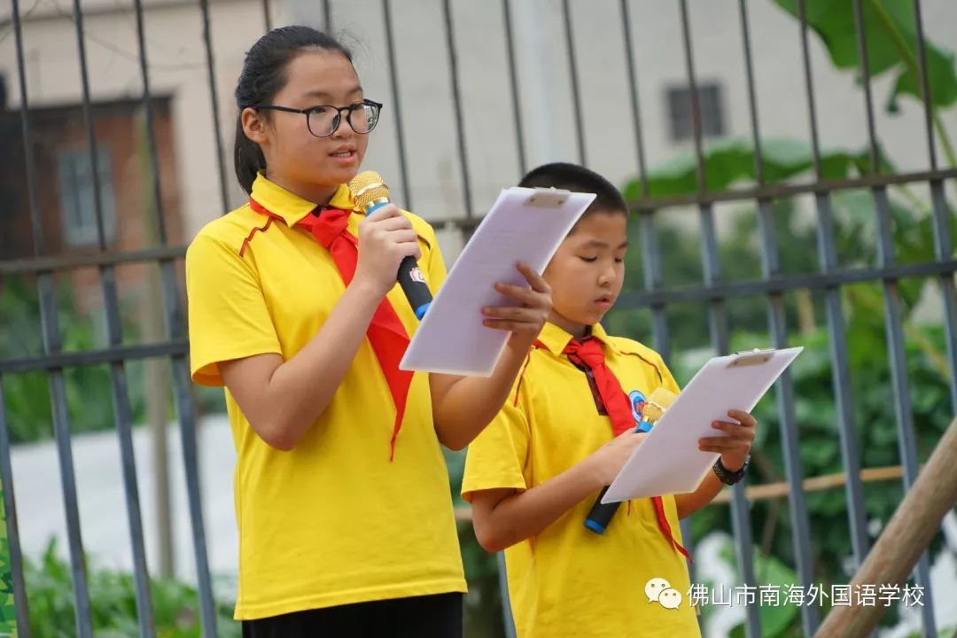 我校黃新古校長,李西鵬副校長,趙建華主任,賴小紅主任以及六年級的家