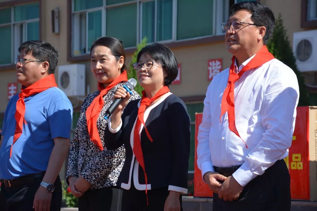5月31日,"六一"儿童节前夕,营口市委副书记,代市长许桂清,市委副书记
