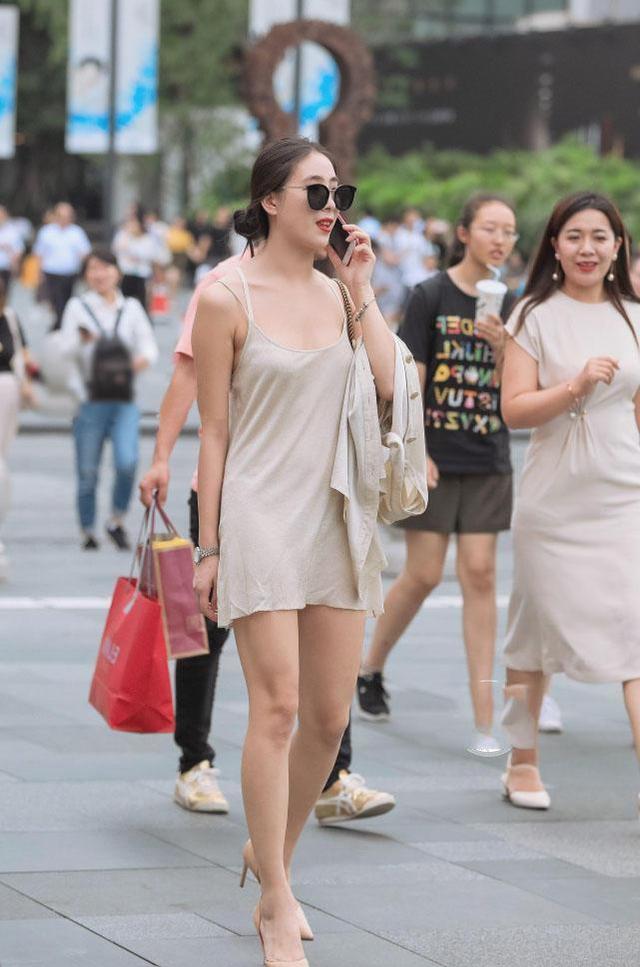 街拍:小女人穿上了透明吊带裙,若隐若现的曼妙身材很有诱惑力_肉色