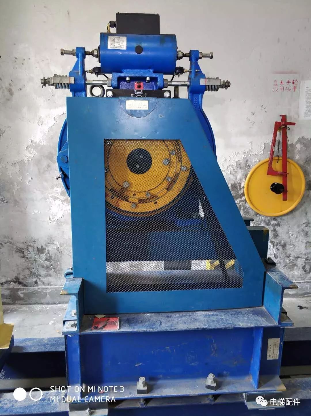 电梯安装成这样,收尾的人哭了!_主机