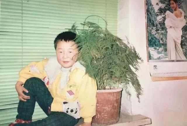 杜海涛儿童节晒童年照九宫格,丑萌丑萌的,和现在长得一模一样!