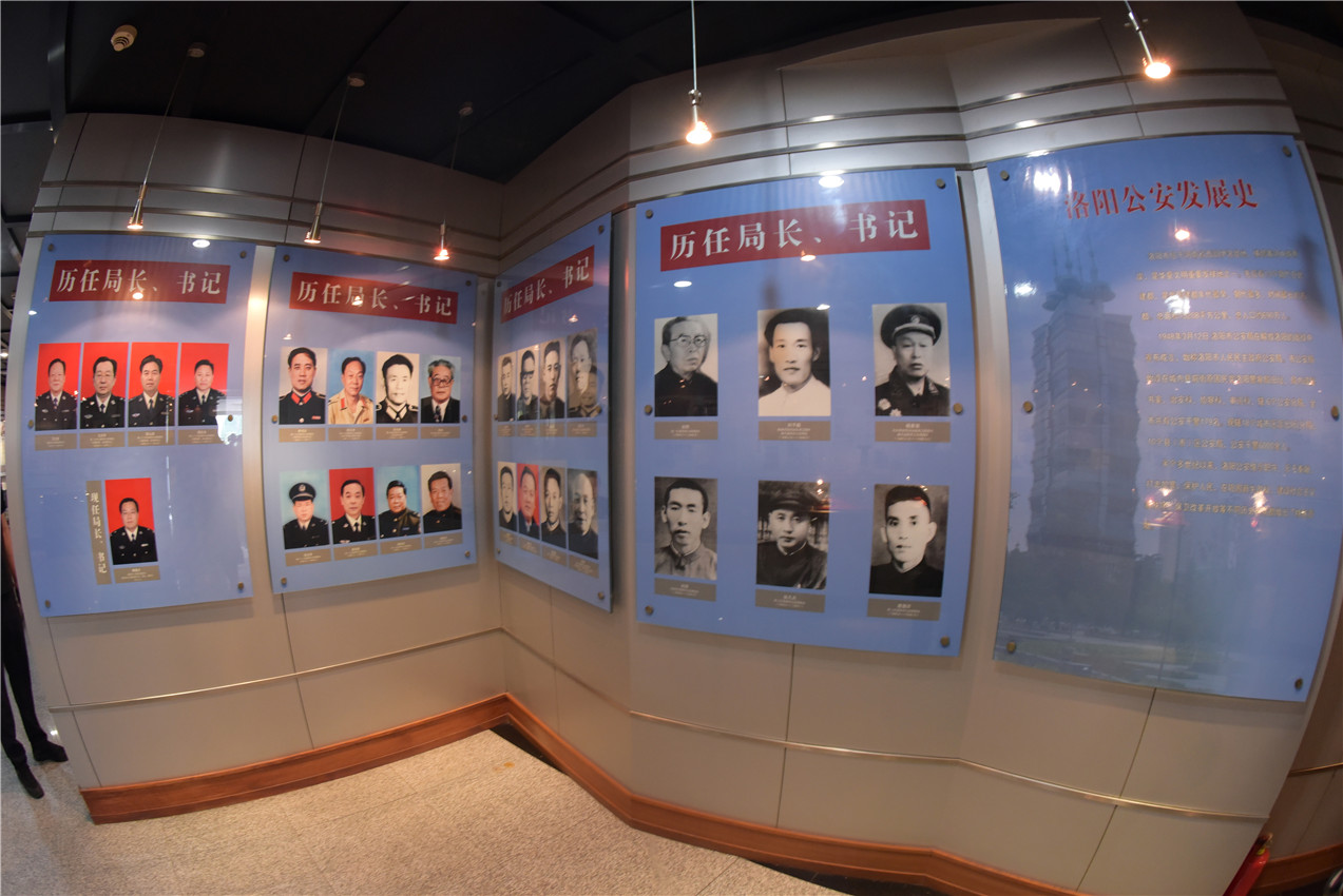 签到完毕后,开始了今天"进警营"活动的第一站:走进洛阳警察博物馆让