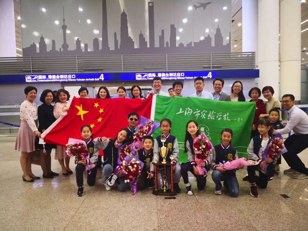 在经过14个小时的飞行后,小学部om团队的师生平安抵达浦东国际机场