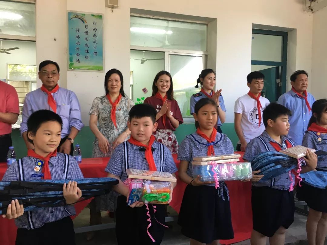 慰问人员一行来到古槐竹田小学,为孩子们送去了文具和体育用品综合