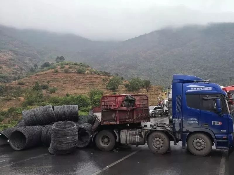 惨烈昆明至大理高速公路数车相撞现场视频曝光