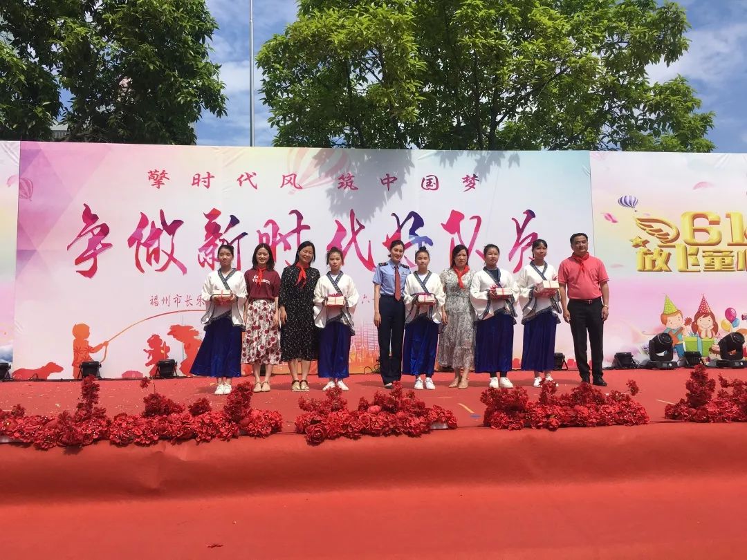 慰问人员一行为古槐中心小学送去了电视等教学设备,为孩子们送去了