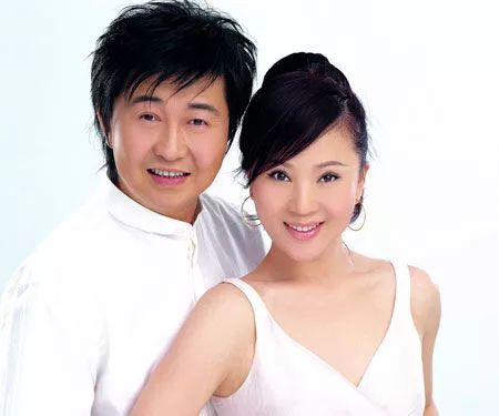 任静比付笛生小两岁,两个人相识后仅仅恋爱了半年就决定走入婚姻的