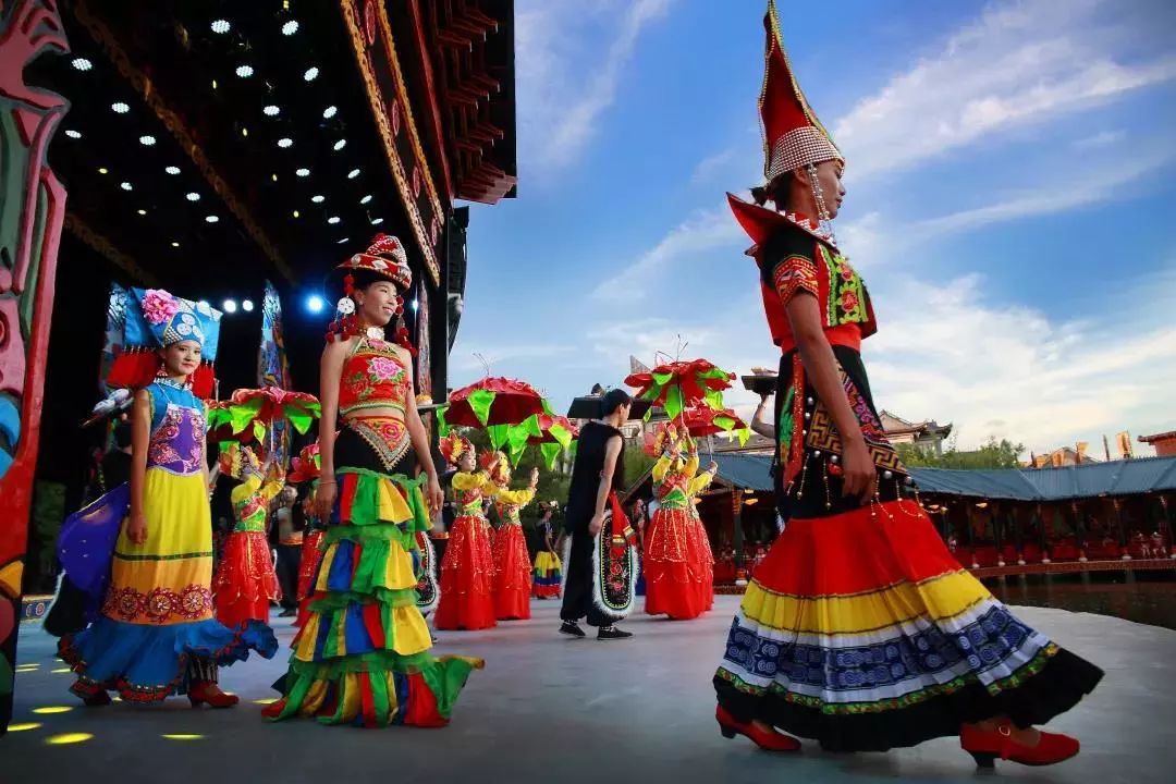 活动五:彝族网红直播秀"网红街"是彝人古镇新开发的景点,复古又时尚的