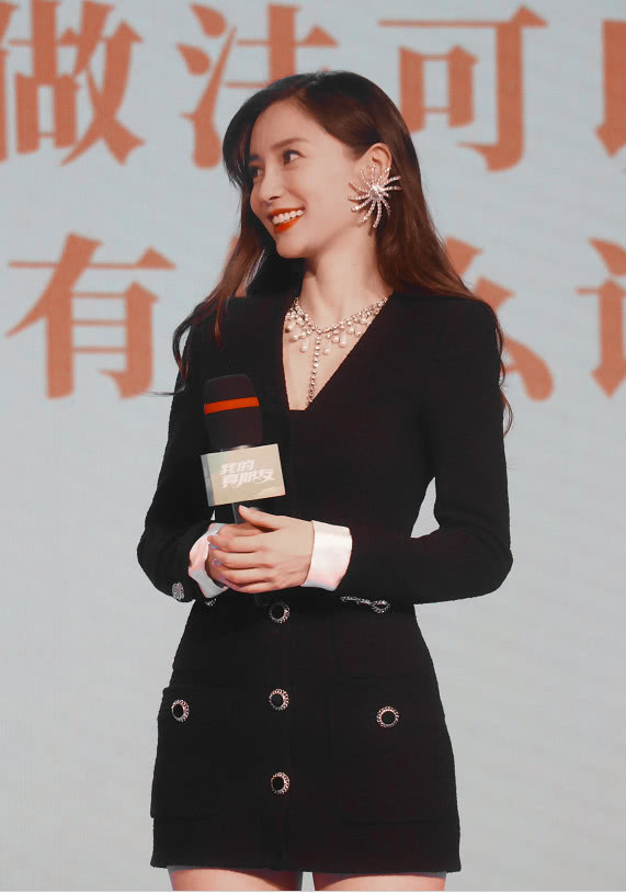 原创杨颖一袭黑色西服裙出席我的真朋友发布会打扮重回颜值巅峰