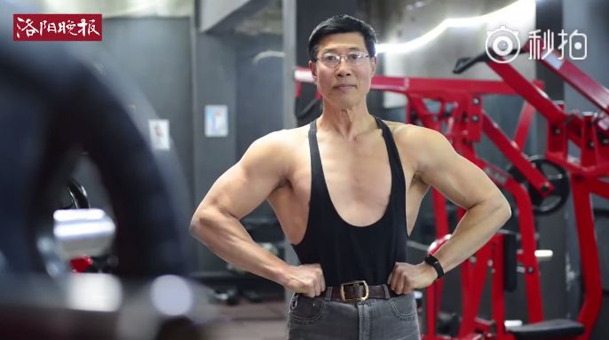 中国大爷健身后肌肉能有多猛你们感受一下