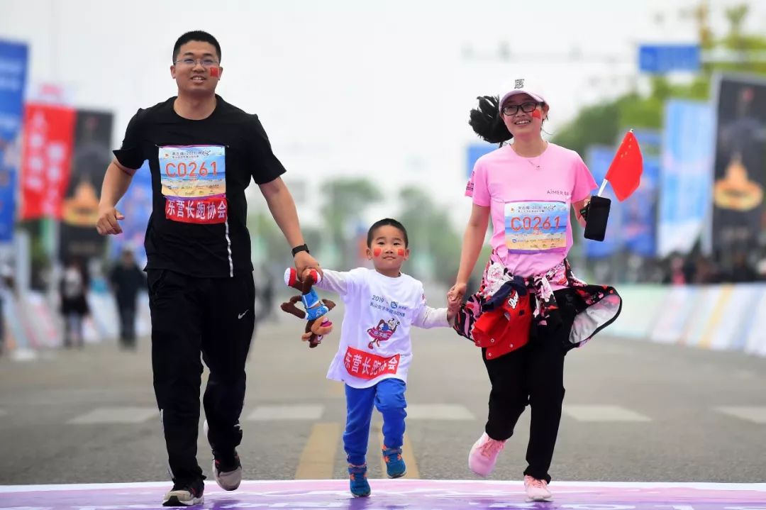 大手牵小手乳山女子半马亲子跑照片大放送属于你的独家记忆