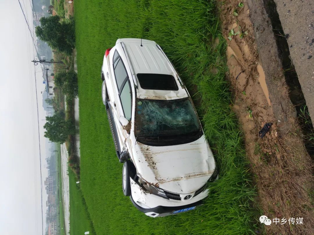 邵东灵官殿镇有一辆小车翻入稻田