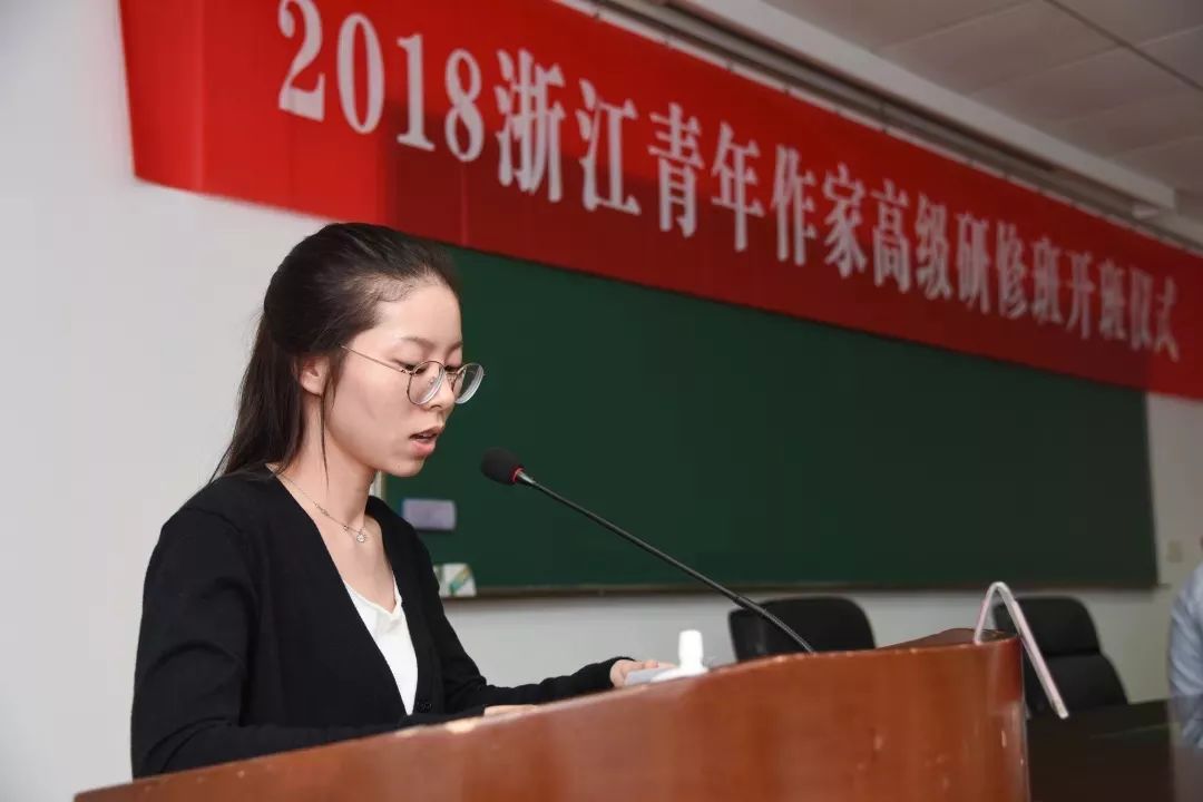 少年文学之星小作家吴诗雨书院学子下雨了也开心去外面上课以笔为剑