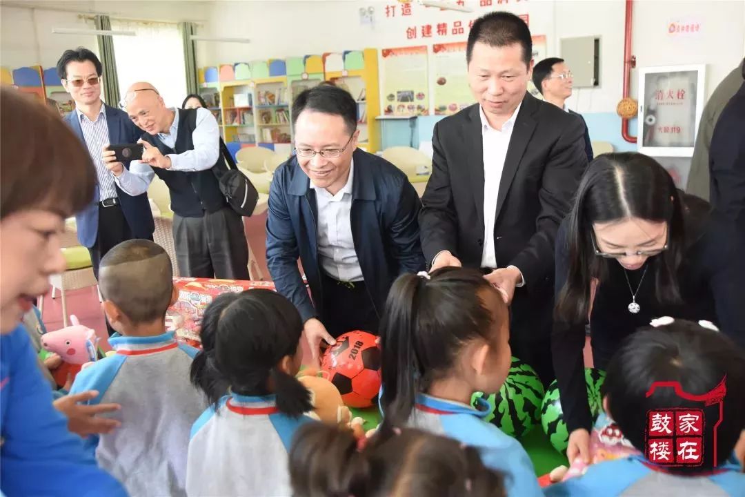 代表团还携带玩具礼品慰问关怀岷县西城区幼儿园的孩子们,在六一节给