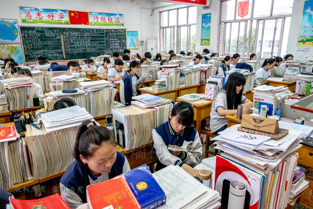 没有父母可拼我们拼学习高三考生五点起床学习