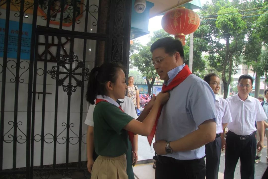 韦韬市长六一前夕到东环小学看望少年儿童