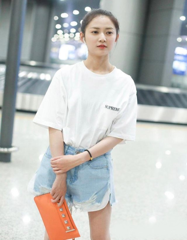 陈钰琪穿短牛仔裤现身美腿细长嫩白施展甜蜜微笑颜