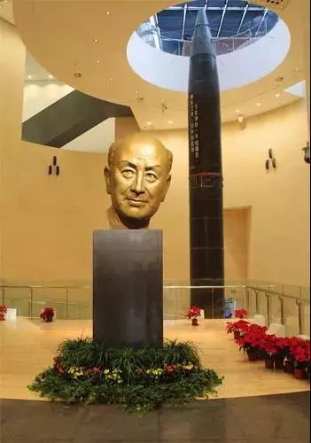 展示钱学森作为中国航天事业奠基人,对中国导弹航天事业的历史性贡献