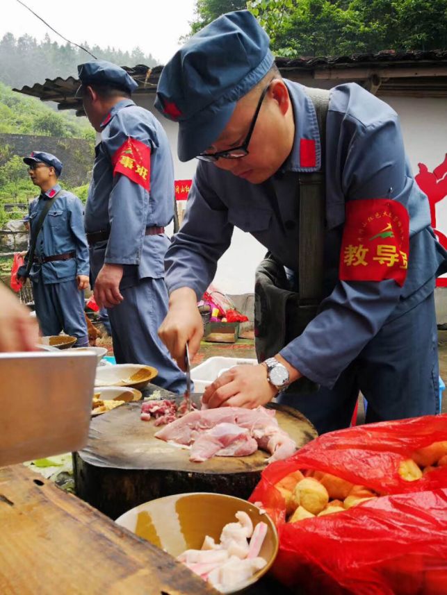 添柴洗碗,吃著紅米飯,喝著南瓜湯,既體會到紅軍革命生活的艱苦,也感受