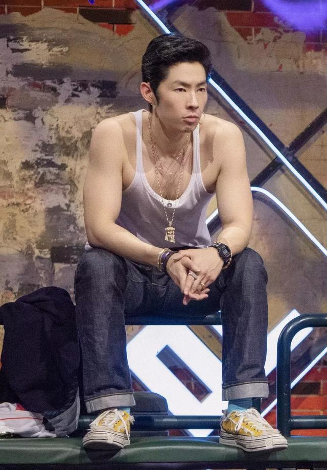 让不少观众恨不得"吹爆彩虹屁",吴建豪脱掉外衣,穿背心上阵,大秀肌肉