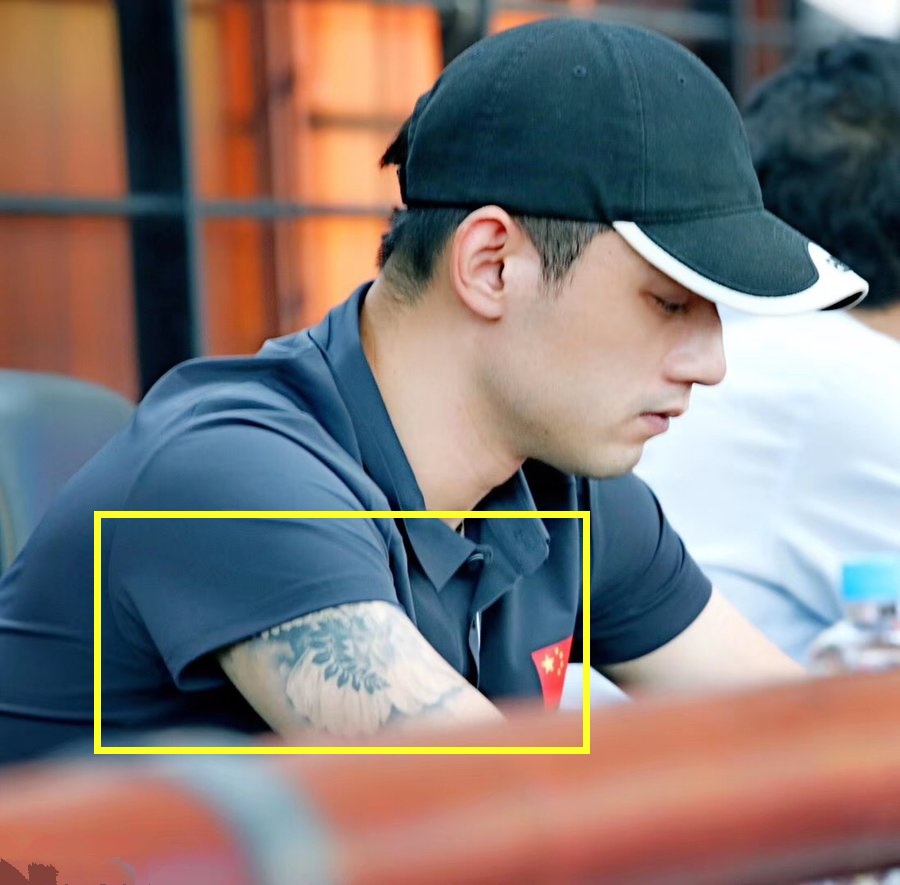 有望回归?31岁张继科满脸憔悴现身赛场,手臂上花型纹身霸气抢镜