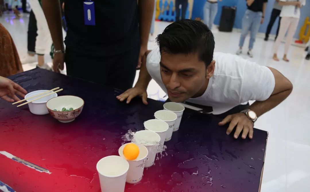 游戏轮番上阵,比拼8轮四组选手分别指派一名队员跳绳,水上吹乒乓球,夹