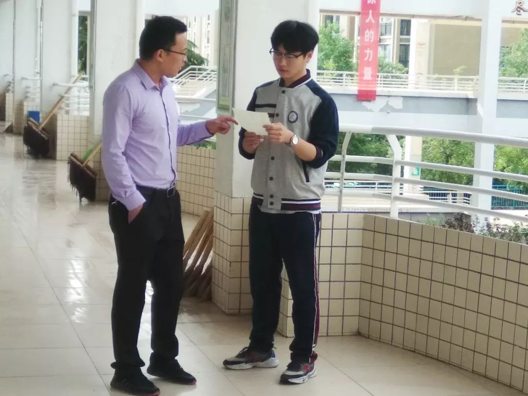发现榜样展现榜样风采发扬榜样精神记身边的榜样张贤洪