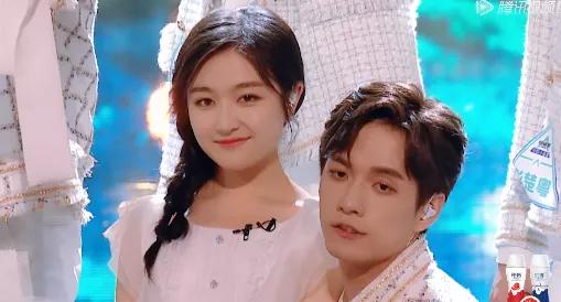 有网友质疑,张颜齐的害羞人设是不是凹过头了,毕竟之前有过女朋友,不