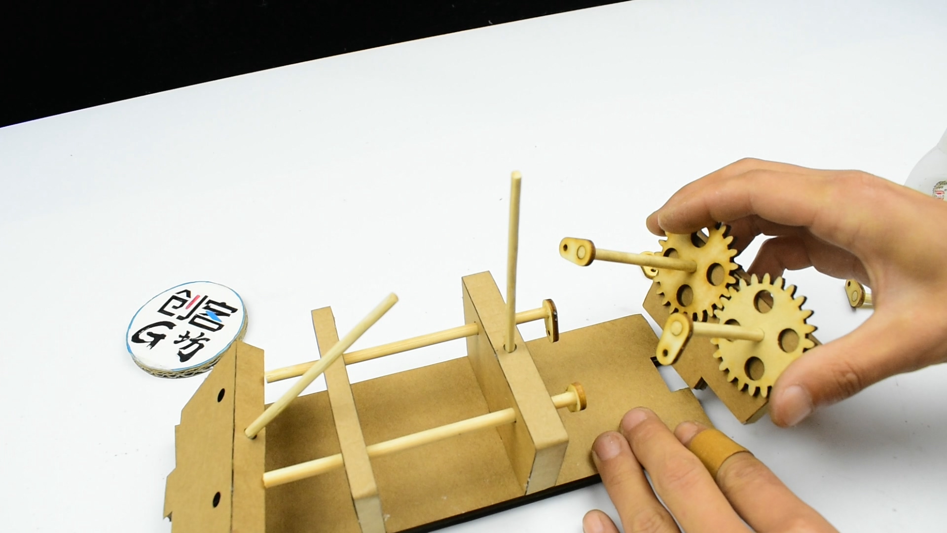 纸板做的蝴蝶还能动这么好玩的手工制作要学的赶紧了