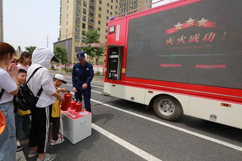 40组亲子家庭六一进消防站互动体验学防火