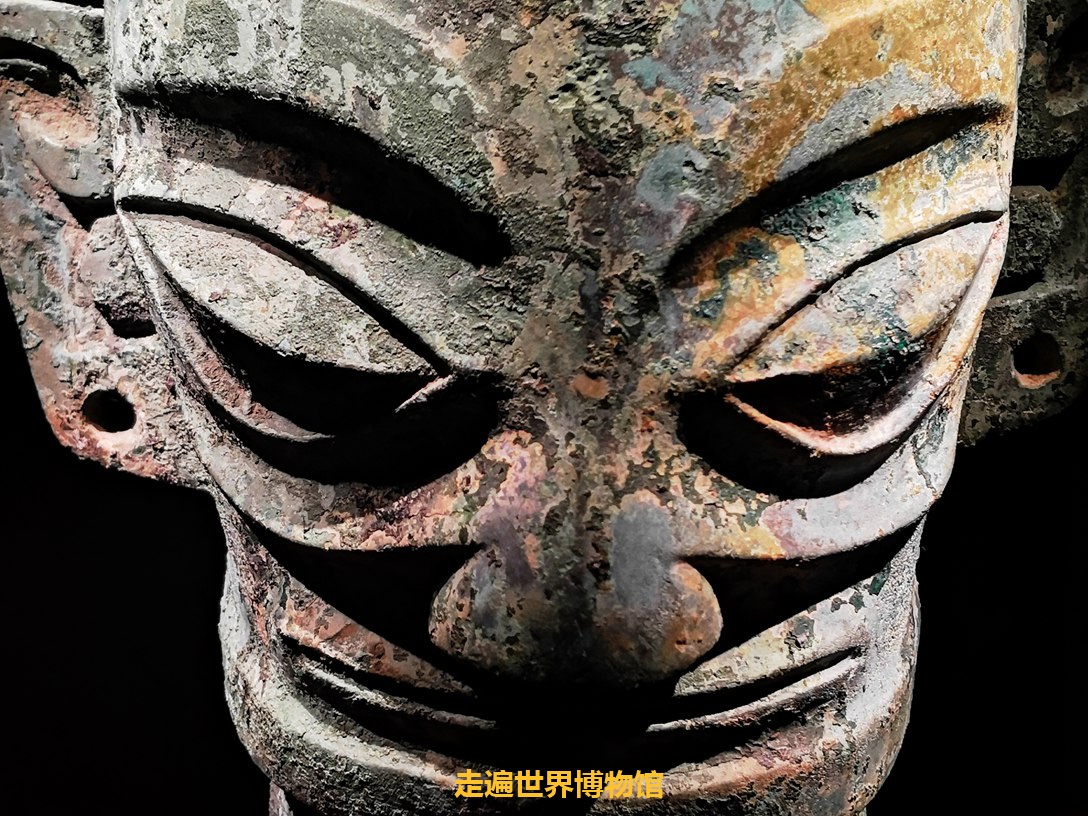 (《青铜人面具》,二号坑出土)按古书记载,三星堆古城最早的先民应该是