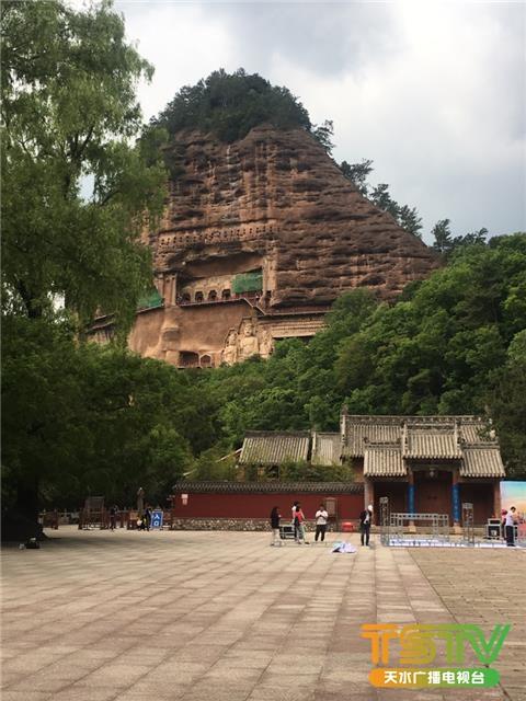 董洪亮一行先后深入麦积山石窟艺术研究所,麦积区东岔镇桃花坪村,麦积