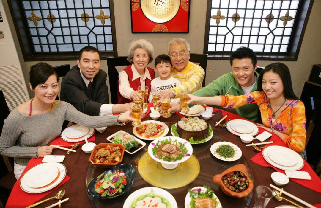 家里请客吃饭,在外聚餐,逢年过节家里吃团圆饭,都要我们谨记餐桌礼仪