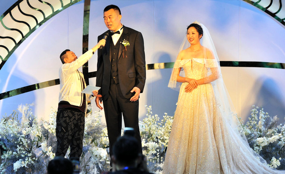 潘长江参加男篮韩德君婚礼身高差太萌被网友调侃像父子