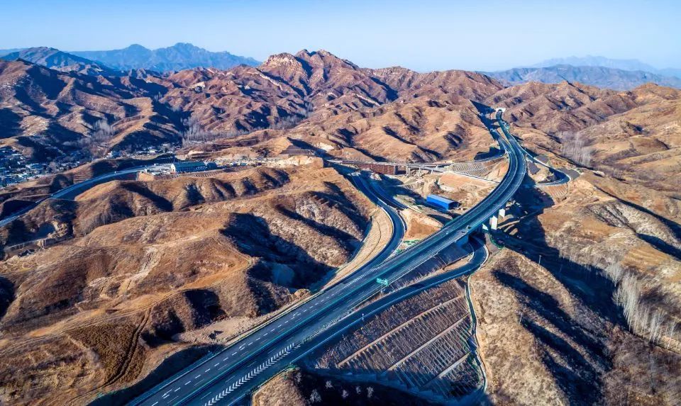 近日,河北省交通运输厅印发了《关于对太行山高速公路建设先进集体和