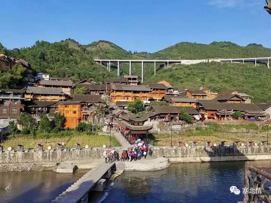 墨戎苗寨即龙鼻嘴村,全村由13个苗寨组成,有17个村民小组,共1018户